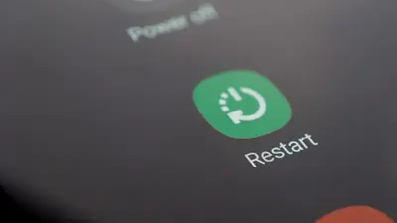 Android phone restarting with a troubleshooting concept